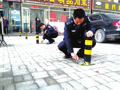 邯郸城管部门清理占道地锁 举报电话：12319