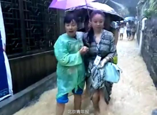 湖南湘西百名游客获救 价值百万迎宾楼被冲毁