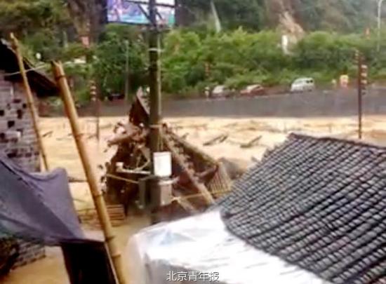 湖南湘西百名游客获救 价值百万迎宾楼被冲毁