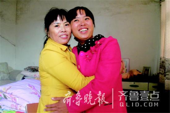 失散28年后，母女俩终于得以团聚。（左：母亲李庆芬；右：女儿唐平）齐鲁晚报·齐鲁壹点 记者 王尚磊 摄
