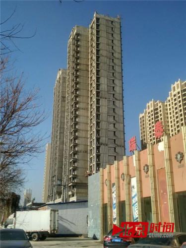 12月1日上午，“北京时间”探访“友林?国际城”，发现7、9、10、13四栋楼房已经封顶，其中三栋外立面已经做好，6号楼尚未封顶，2号楼还未开工。在售楼处表示四栋楼都属于准现房，年底前肯定能交付，目前还有底层的几套房子在售。