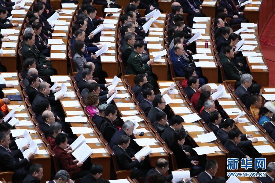http://www.sinaimg.cn/dy/slidenews/1_t160/http://www.sinaimg.cn/dy/slidenews/1_t50/3月13日，全国政协十二届五次会议在北京人民大会堂举行闭幕会。这是全国政协委员在认真听会。 新华社